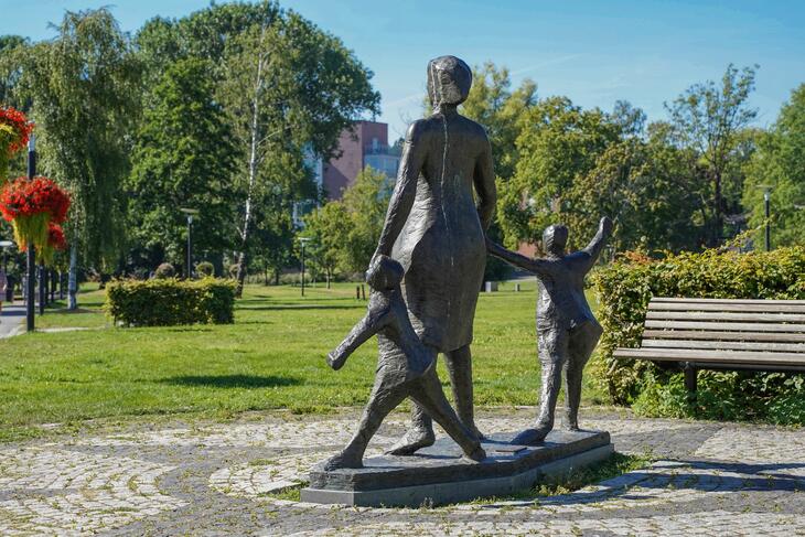 Skulptur mor med barn